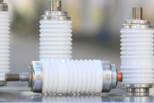 怎样解决真空灭弧室的漏气问题？